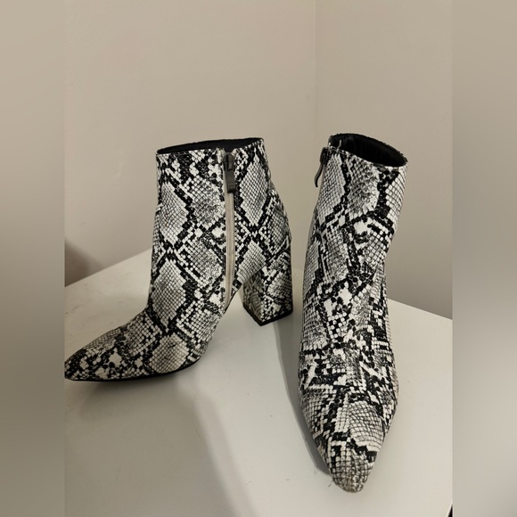 Steve Madden booties size 8 - Picture 2 of 2